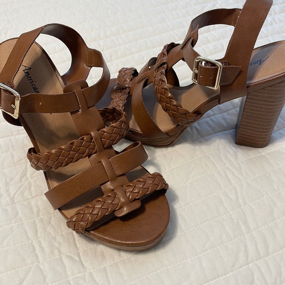 American eagle size 7 brown sandals